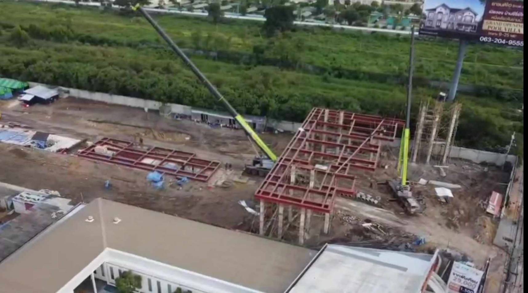 โครงสร้างเหล็กซุ้มประตูเข้าหมู่บ้าน หน้างานรังสิต